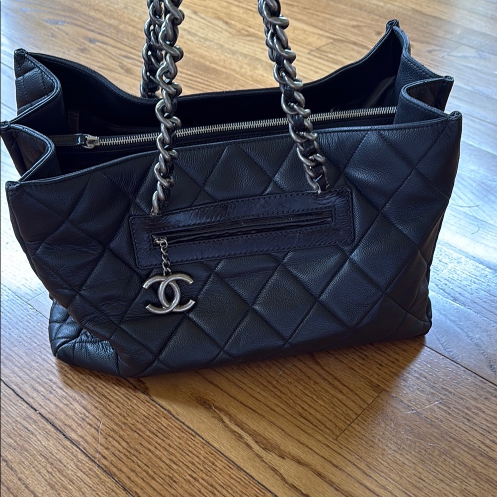 CHANEL Black Quilted Leather Chain-Handle Shoulder Bag with CC Charm